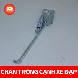Chân chống cạnh xe đạp trẻ em